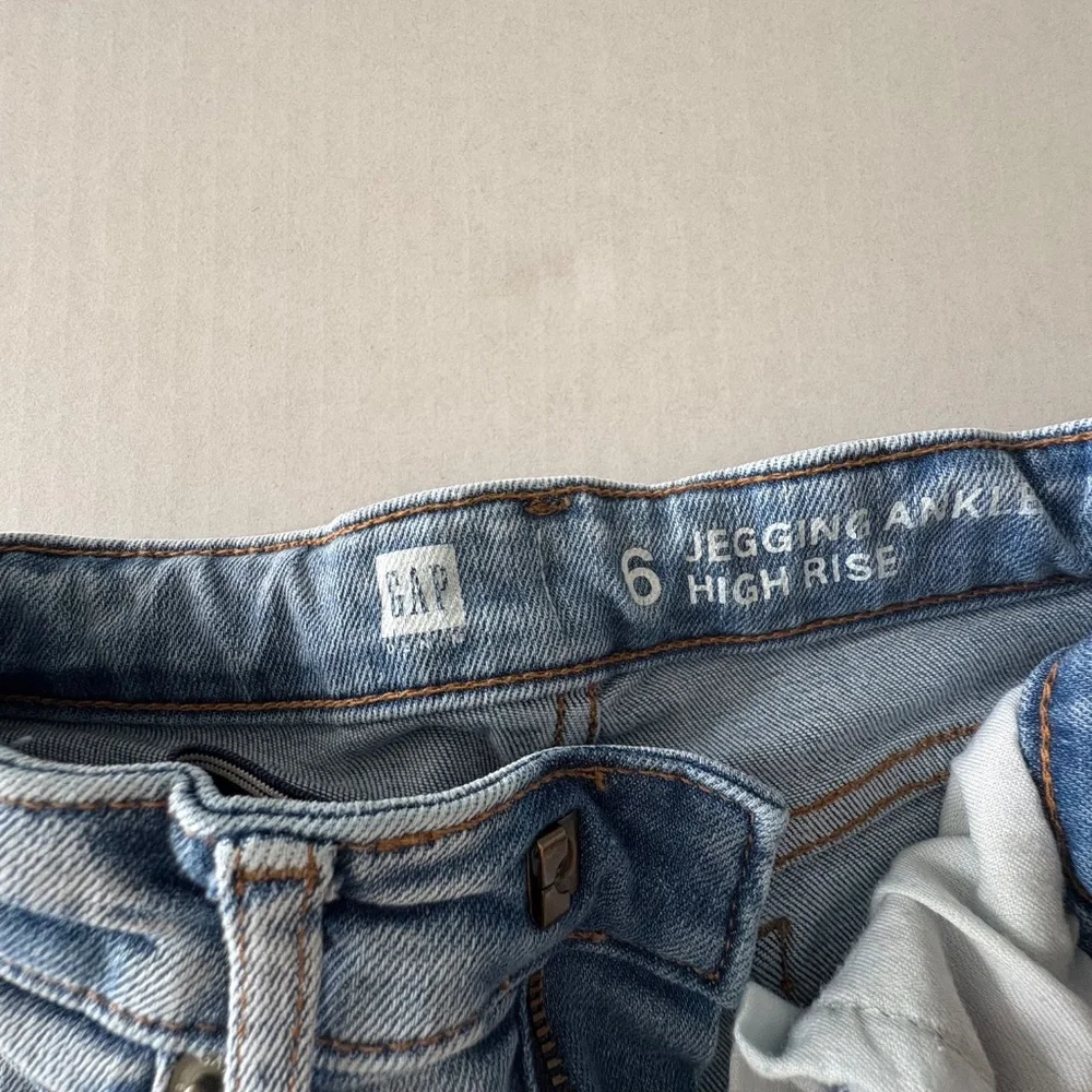GAP Kids Begging Denim High Rise With Embroidered‎ Flowers - Size 6.